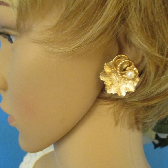 VINTAGE Cultured Pearls Gold Plate Brooch Earrings Set ~ Gold Leaf Swirl Pearls - Picture 5 of 16